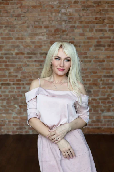 Schöne Blonde Frau Posiert Pastellkleid — Stockfoto