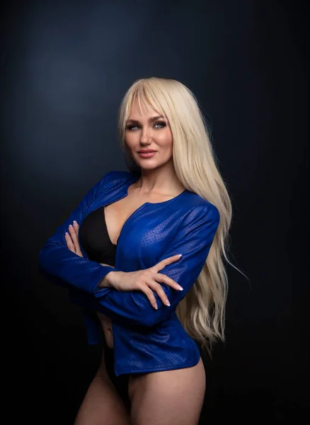 Красива Блондинка Довгим Волоссям Позує Чорній Білизні Синій Піджак — стокове фото