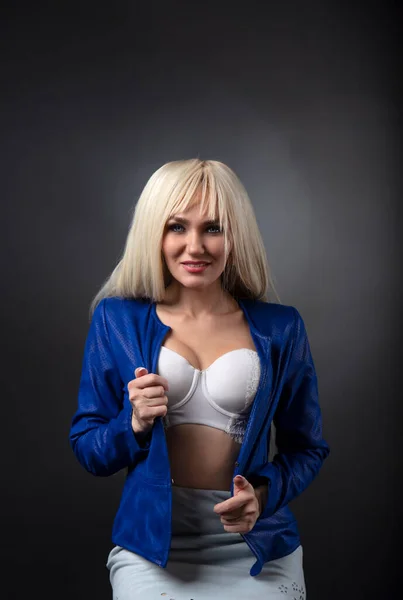 Mooie Blonde Vrouw Poseren Wit Lingerie — Stockfoto
