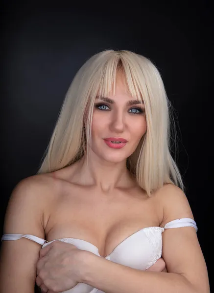 Schöne Blonde Frau Posiert Weißen Dessous — Stockfoto