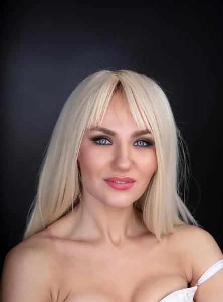 Mooie Blonde Vrouw Poseren Wit Lingerie — Stockfoto