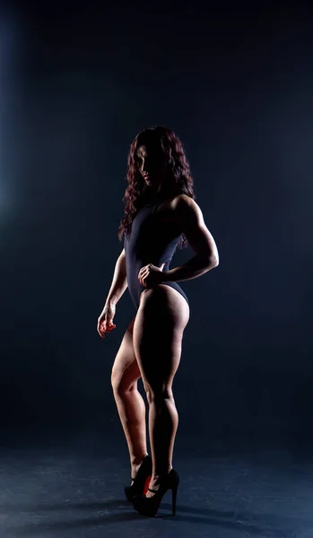 Forte Fisiculturista Mulher Fitness Com Cabelo Preto Corpo Bronzeado Posando — Fotografia de Stock