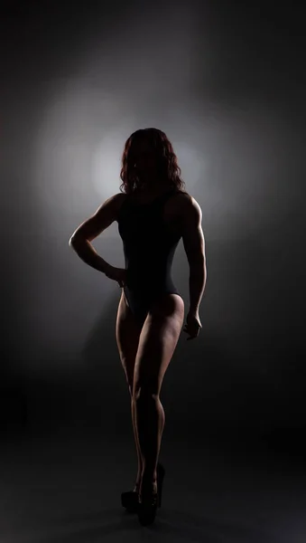 强壮健康的女性健美健美者 黑头发 晒黑身体 在演播室摆姿势 — 图库照片