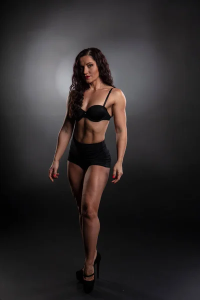 Sterke Fitness Vrouw Bodybuilder Met Zwart Haar Gebruind Lichaam Poseren — Stockfoto