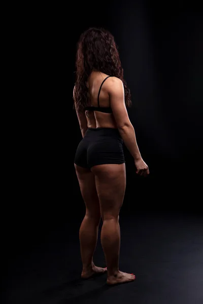强壮健康的女性健美健美者 黑头发 晒黑身体 在演播室摆姿势 — 图库照片