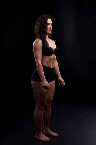 Silny Fitness Kobieta Kulturysta Czarnymi Włosami Opalone Ciało Pozowanie Studio — Zdjęcie stockowe