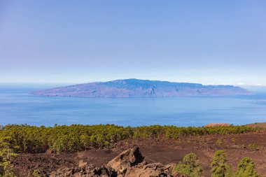 Güzel deniz manzarası ve dağlar.