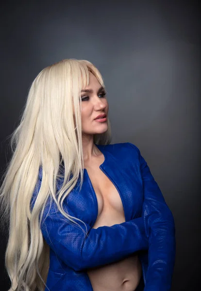 Schöne Blonde Frau Mit Langen Blonden Haaren Studioaufnahme — Stockfoto