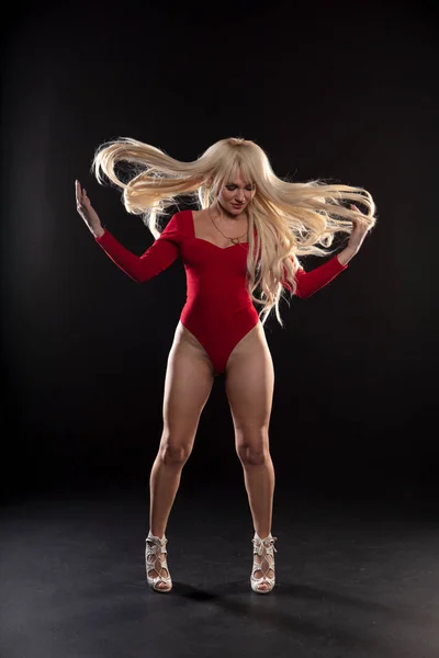 Vacker Blond Flicka Svart Body Suit Poserar Mörk Bakgrund — Stockfoto