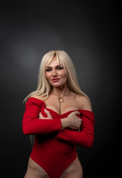 Schöne Blonde Frau Rotem Kleid Auf Schwarzem Hintergrund — Stockfoto