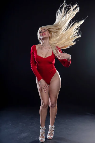 Vacker Blond Kvinna Röd Klänning Poserar Svart Bakgrund — Stockfoto