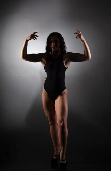 Silhouette Una Giovane Donna Con Corpo Atletico Sfondo Scuro — Foto Stock