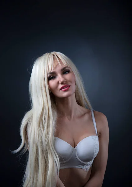 Modern Foto Unga Blonda Kvinnan Klädd Vita Underkläder — Stockfoto
