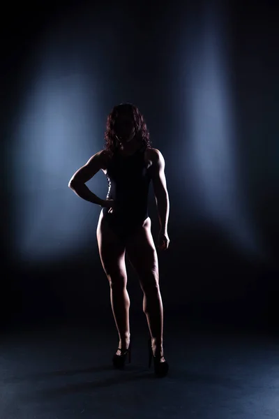Silhouette Une Jeune Femme Corps Athlétique Sur Fond Sombre — Photo