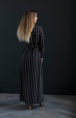 Koyu arkaplanda güzel bir genç kadının dikiz görüntüsü