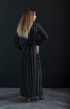 Koyu arkaplanda güzel bir genç kadının dikiz görüntüsü