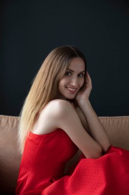 Koyu arkaplanda güzel bir genç kadının portresi