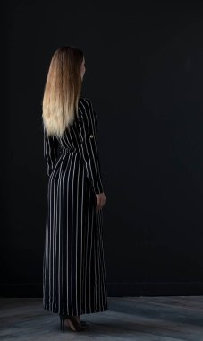 Koyu arkaplanda güzel bir genç kadının dikiz görüntüsü