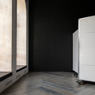 büyük pencereli modern lüks çatı katı.