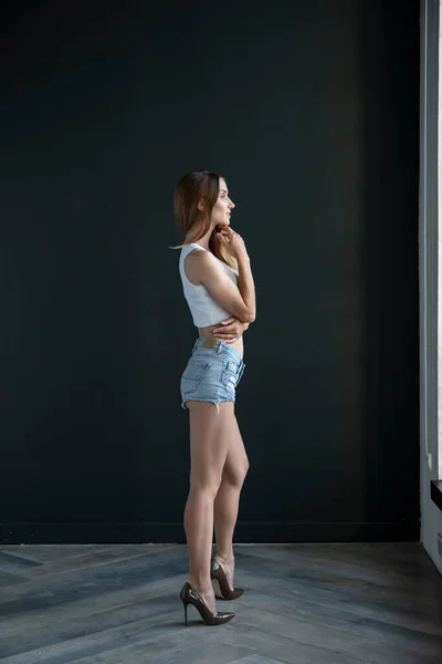 Vista Lateral Mujer Joven Rubia Delgada Usando Top Pantalones Cortos —  Fotos de Stock