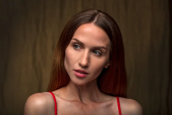 Closeup Retrato Mulher Loira Vestido Vermelho Olhando Para Longe — Fotografia de Stock