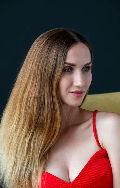 Mulher Loira Bonita Vestido Vermelho Olhando Para Longe Posando Cadeira — Fotografia de Stock