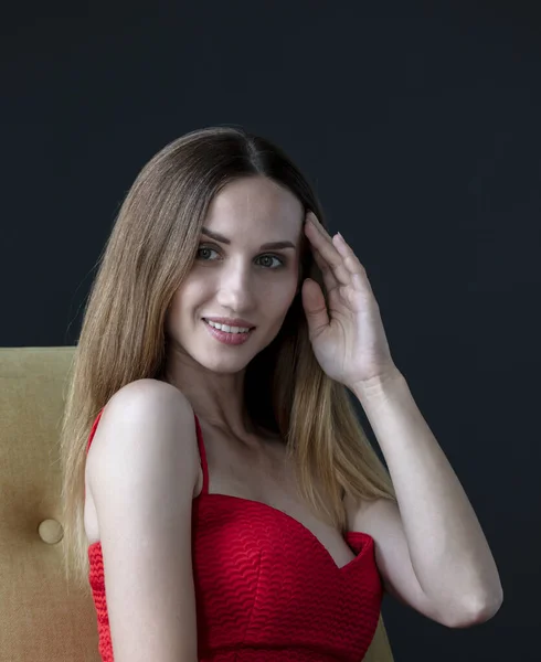 Seducente Donna Bionda Abito Rosso Guardando Lontano Posa Sulla Sedia — Foto Stock