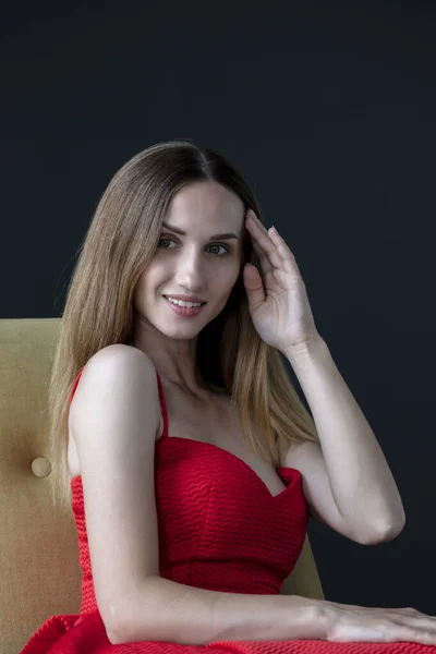 Retrato Una Bonita Joven Vestida Rojo Posando Sentada Una Silla —  Fotos de Stock