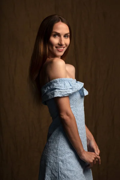 Retrato Muito Sorridente Jovem Mulher Vestindo Vestido Algodão Azul Olhando — Fotografia de Stock