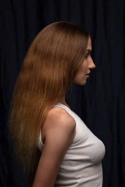 Portret Van Jonge Vrouw Met Wit Topje Poserend Donkere Achtergrond — Stockfoto