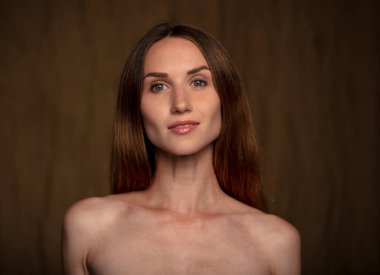 Stüdyoda poz veren güzel bir kadın.