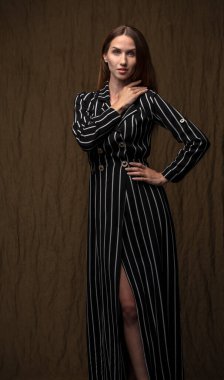 Stüdyoda poz veren güzel bir kadın.