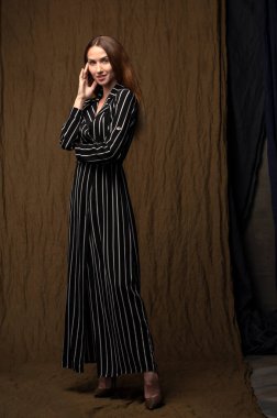 Stüdyoda poz veren güzel bir kadın.