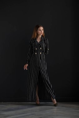 Stüdyoda poz veren güzel bir kadın.