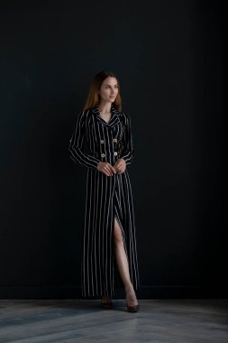 Stüdyoda poz veren güzel bir kadın.