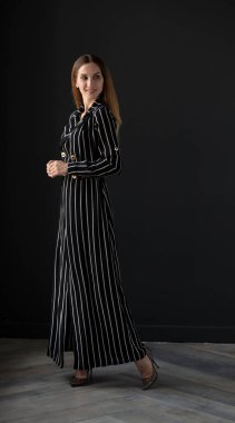 Stüdyoda poz veren güzel bir kadın.