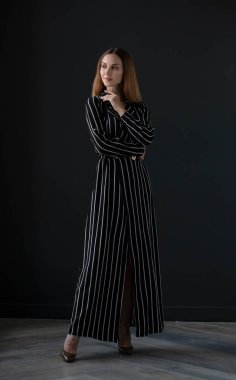 Stüdyoda poz veren güzel bir kadın.