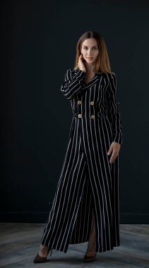 Stüdyoda poz veren güzel bir kadın.