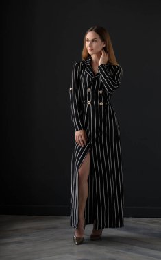 Stüdyoda poz veren güzel bir kadın.