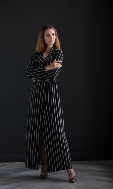 Stüdyoda poz veren güzel bir kadın.