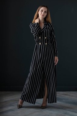 Stüdyoda poz veren güzel bir kadın.