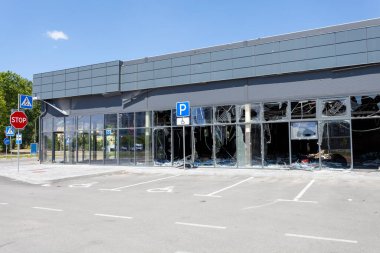 Savaş sonucunda Bucha kasabasındaki binanın ön cephesi hasar gördü.