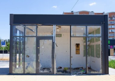 Savaş sonucunda Bucha kasabasındaki binanın ön cephesi hasar gördü.