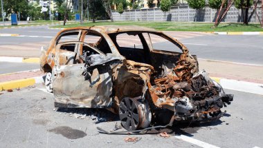 Kyiv bölgesinde yaşanan çatışmalar sonucunda bir arabanın kalıntıları yok edildi.