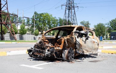 Kyiv bölgesinde yaşanan çatışmalar sonucunda bir arabanın kalıntıları yok edildi.