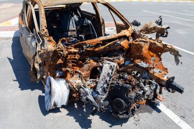 Kyiv bölgesinde yaşanan çatışmalar sonucunda bir arabanın kalıntıları yok edildi.