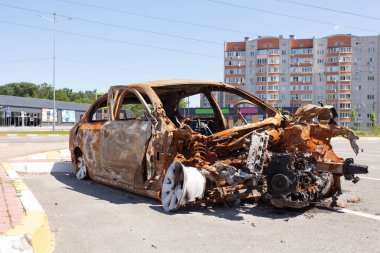 Kyiv bölgesinde yaşanan çatışmalar sonucunda bir arabanın kalıntıları yok edildi.