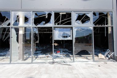 Savaş sonucunda Bucha kasabasındaki binanın ön cephesi hasar gördü.