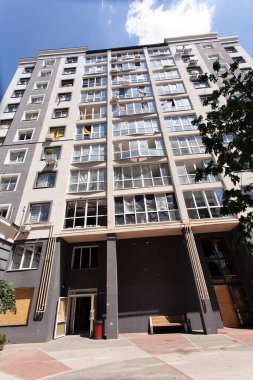 Savaş sonucunda Bucha kasabasındaki binanın ön cephesi hasar gördü.