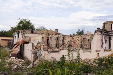 Savaş sonucunda Bucha kasabasındaki binanın ön cephesi hasar gördü.